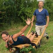 Gemischtes Team beim Schubkarren-Rennen.