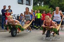 Zwei reine Damen-Teams beim Start am Schubkarren-Rennen.
